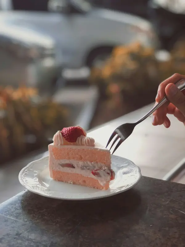 Fatia de bolo de morango com chantilly