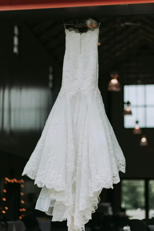 Vestido branco longo pendurado em um cabide