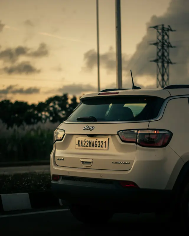 SUV branco visto de trás ao entardecer